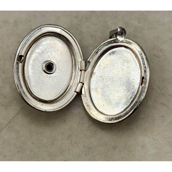 Vintage Embroidery Stitchery of Roses Silvertone Locket / Pendant Necklace - Picture 2 of 3